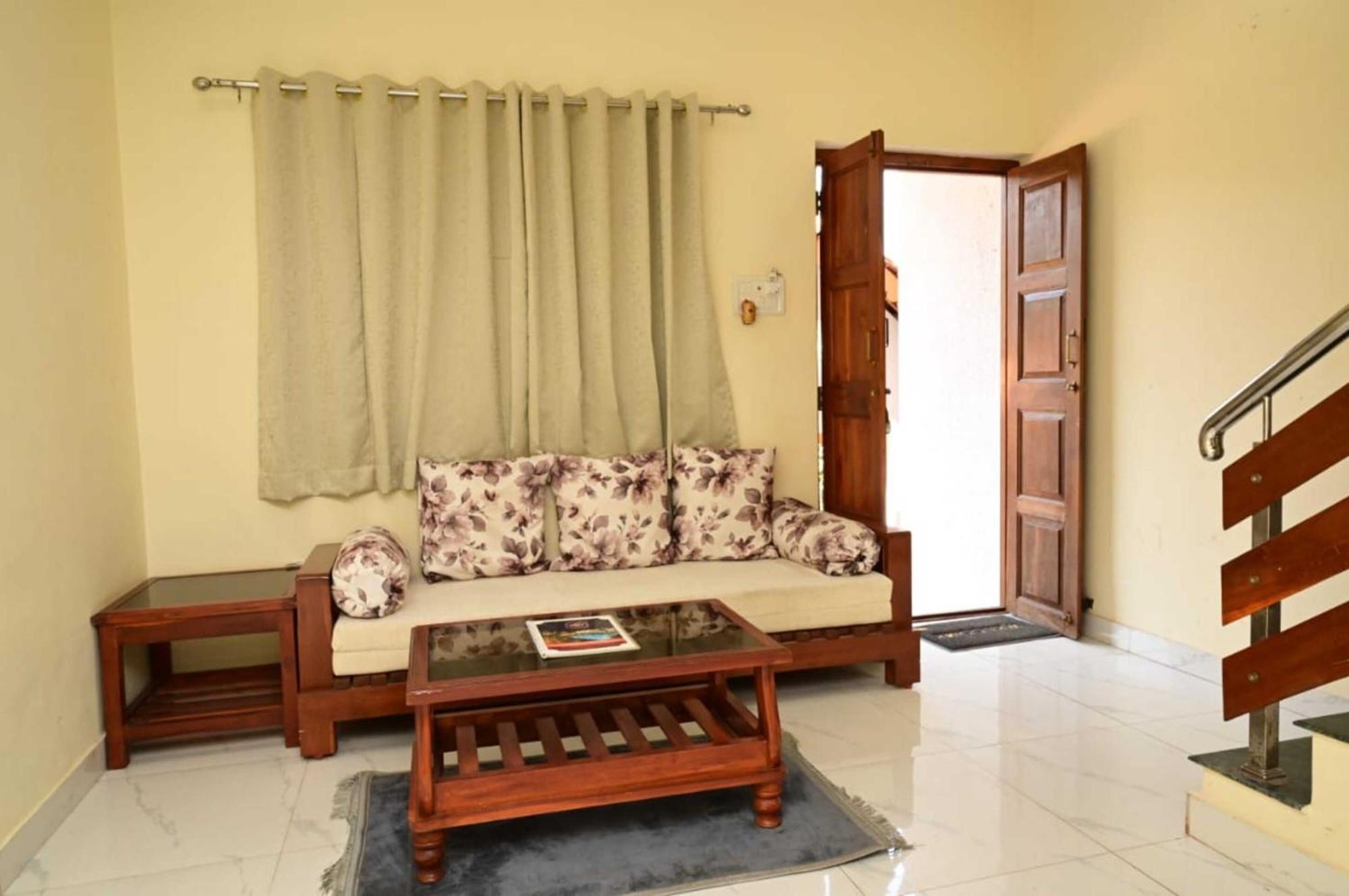 Wada Chirebandi Hotel Gimvi Buitenkant foto