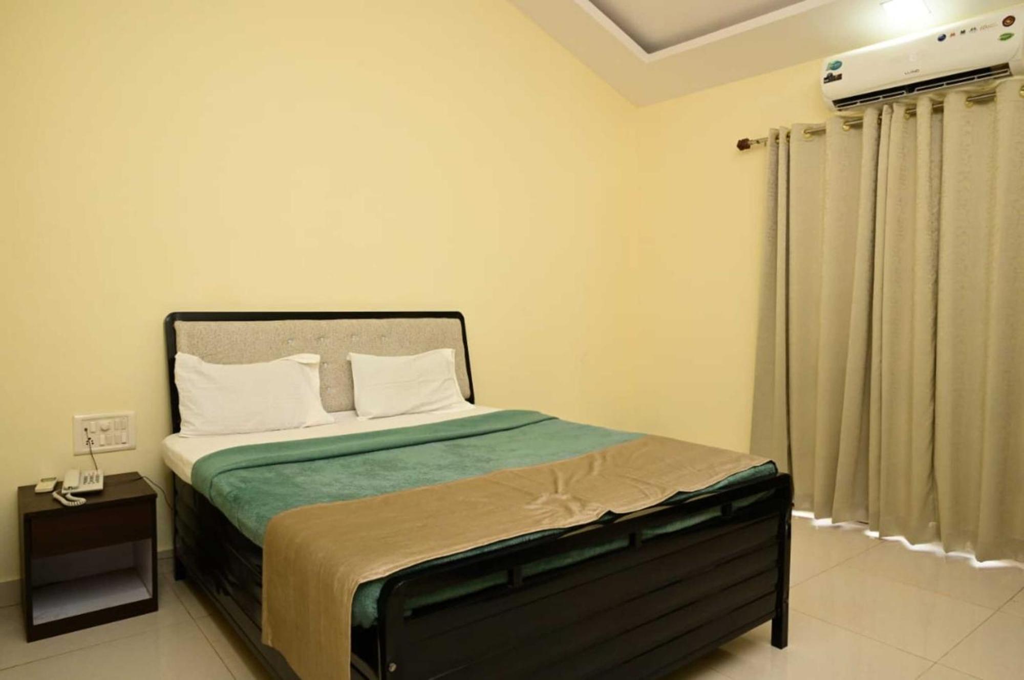 Wada Chirebandi Hotel Gimvi Buitenkant foto