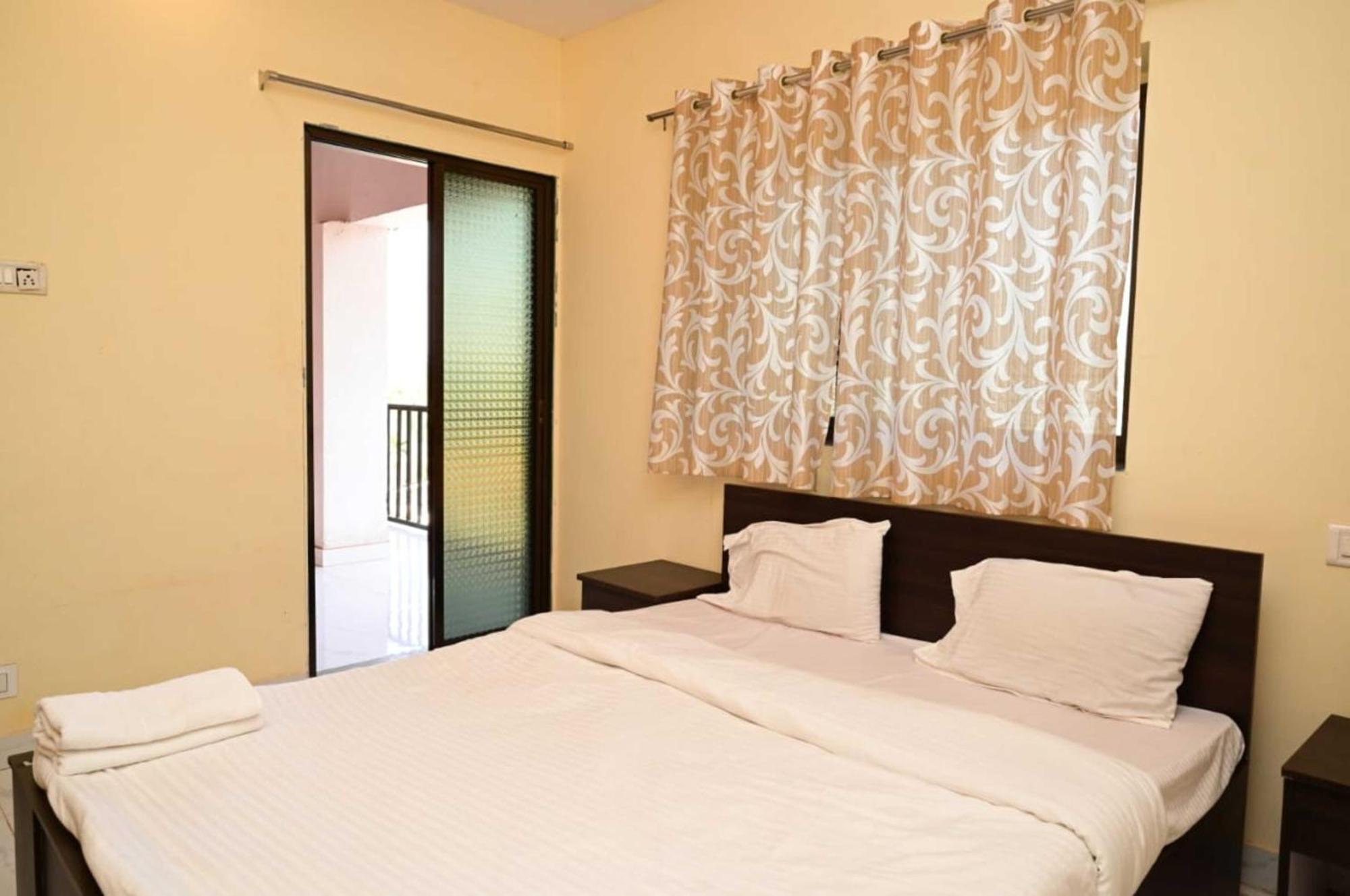 Wada Chirebandi Hotel Gimvi Buitenkant foto