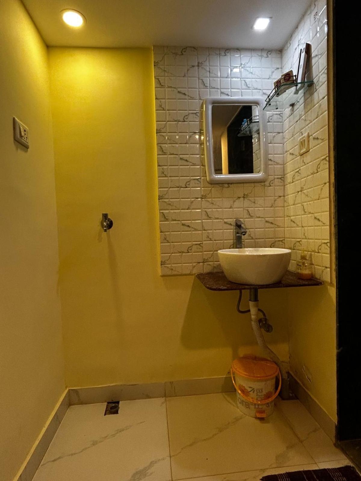 Wada Chirebandi Hotel Gimvi Buitenkant foto