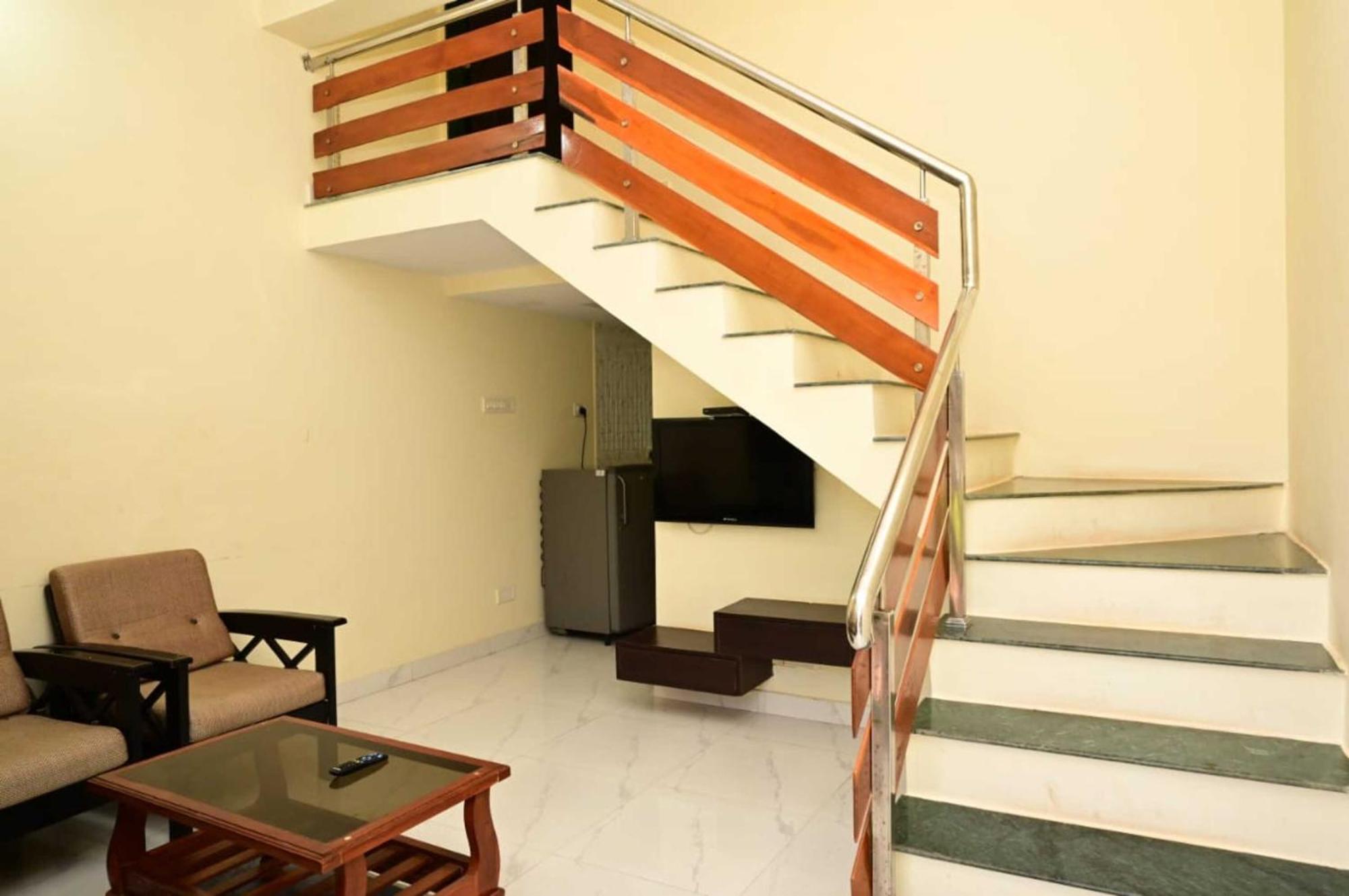 Wada Chirebandi Hotel Gimvi Buitenkant foto