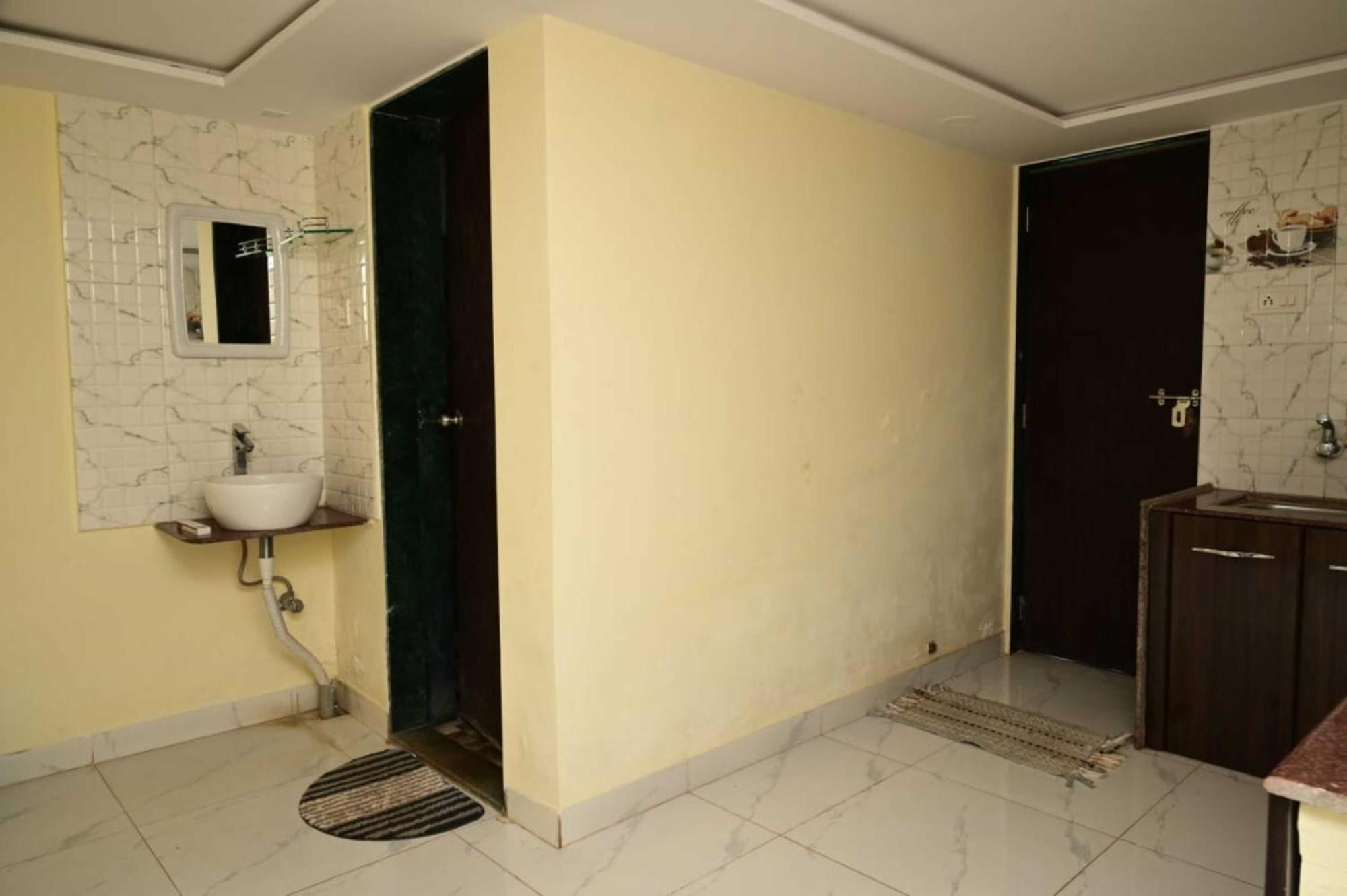 Wada Chirebandi Hotel Gimvi Buitenkant foto